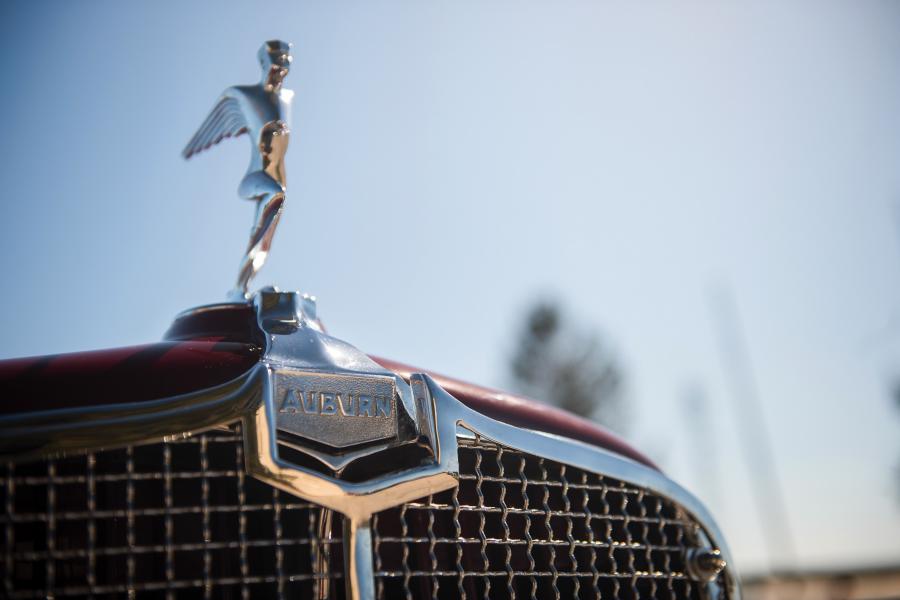 Логотип Auburn 8-100A Custom Dual Ratio Cabriolet 1932 года  (фото 20 из 35)